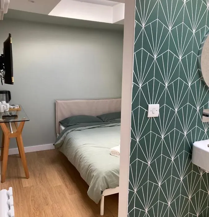 Central Ensuite Guest Unit With Air Conditioning And Free On Street Parking-1