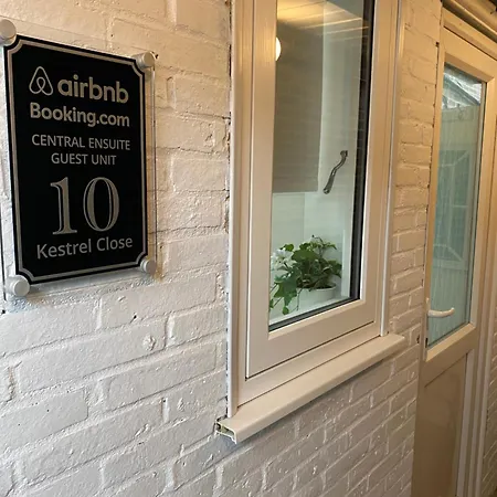 Central Ensuite Guest Unit With Air Conditioning And Free On Street Parking-3