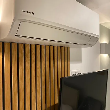 Central Ensuite Guest Unit With Air Conditioning And Free On Street Parking-2